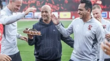 أجواء احتفالية.. نجوم الأهلي يحتفلون بعيد ميلاد عادل مصطفى في مران الفريق اليوم